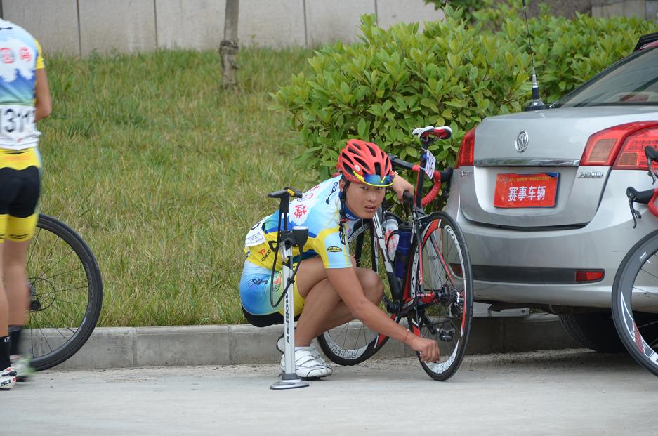 环秦岭公路自行车赛-选手准备