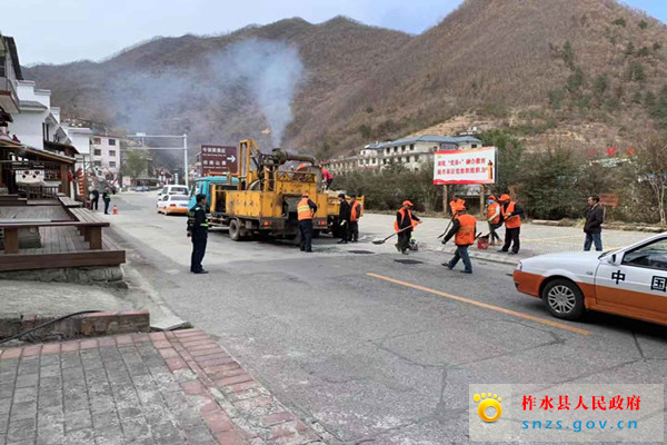 柞水段紧盯时间节点掀起春融期养护工作热潮 (1).jpg 柞水段紧盯时间节点掀起春融期养护工作热潮 (1).jpg