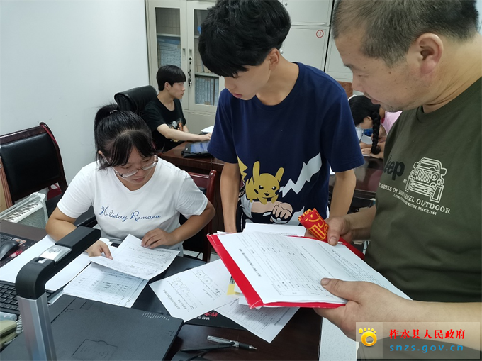 1工作人员指导学生办理生源地助学贷款2.jpg 1工作人员指导学生办理生源地助学贷款2.jpg