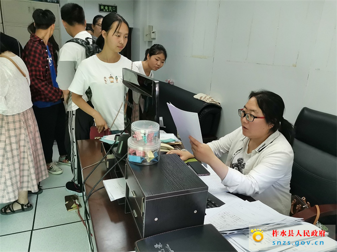 2 资助中心王老师耐心为申请泛海计划资助项目的贫困学生办理资助2.jpg 2 资助中心王老师耐心为申请泛海计划资助项目的贫困学生办理资助2.jpg