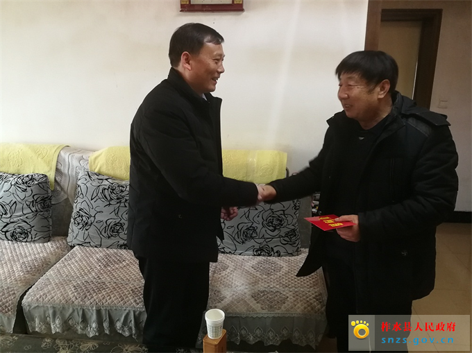 夏局长慰问退休干部李家全.jpg 夏局长慰问退休干部李家全.jpg