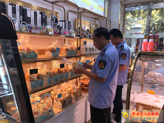 执法人员检查食品超市.jpg 执法人员检查食品超市.jpg