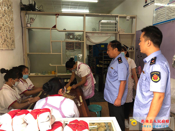 执法人员检查食品加工小作坊.jpg 执法人员检查食品加工小作坊.jpg