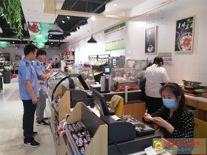 执法人员检查食品超市.jpg 执法人员检查食品超市.jpg