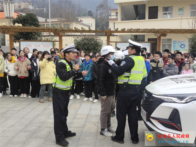 交通安全进学校1.jpg 交通安全进学校1.jpg