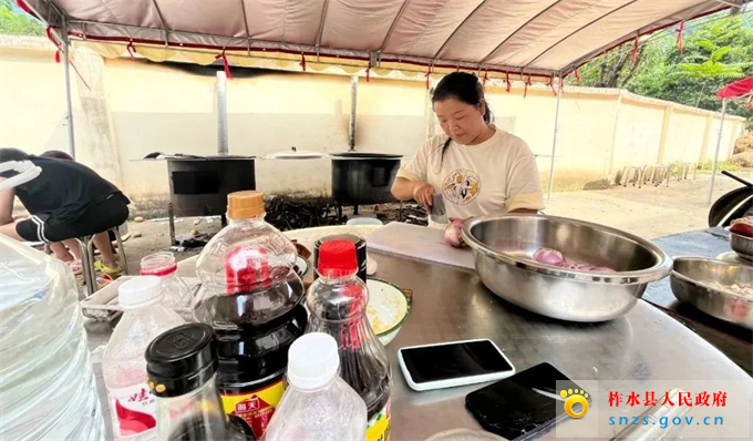 齐云正为受灾群众准备晚饭.jpg 齐云正为受灾群众准备晚饭.jpg