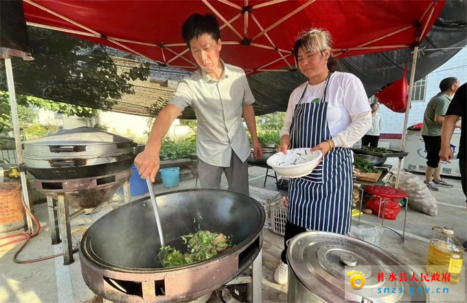 陈道成正为救援队伍准备餐食.jpg 陈道成正为救援队伍准备餐食.jpg