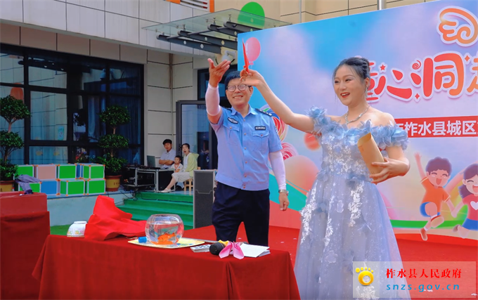 柞水公安交警走进县第四幼儿园,与幼儿园的师生家长们互动交流,宣传交通安全常识.jpg 柞水公安交警走进县第四幼儿园,与幼儿园的师生家长们互动交流,宣传交通安全常识.jpg